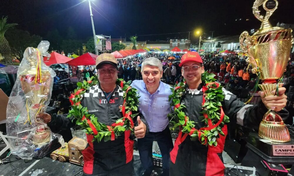 Padre e hijo, Fueron Los Campeones del Concurso Nacional de Tractomulas en Reversa que Convocó A los 154 Del País en Samacá de los 154 Mejores 'Muleros' en Samacá, Boyacá