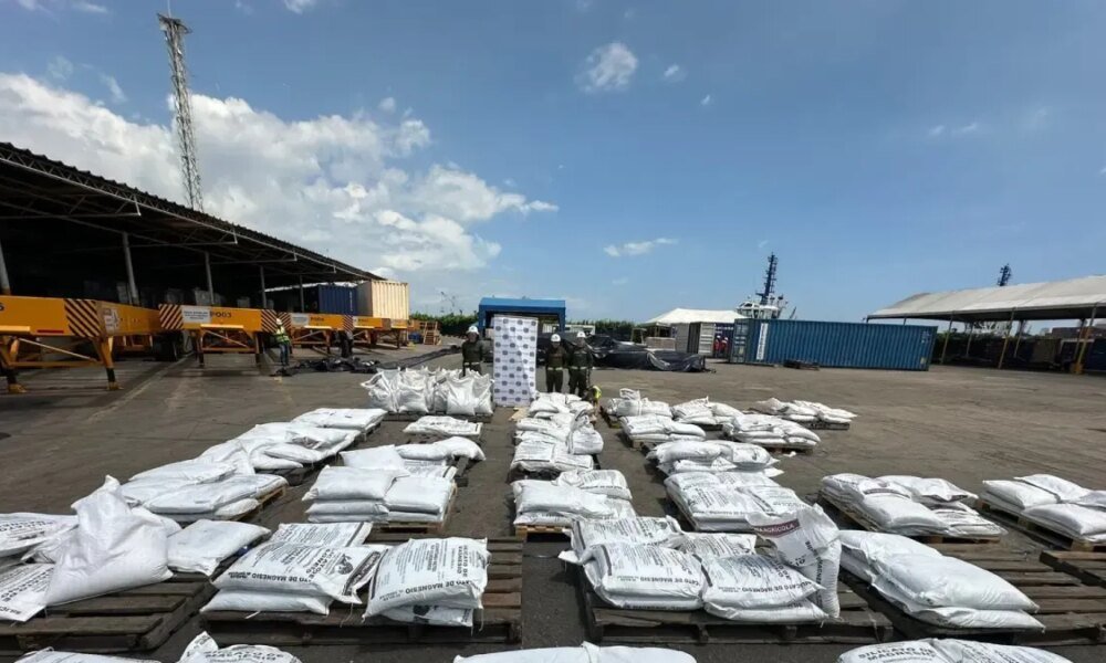 Lanchas, Contenedores y Un Velero, Con Cargamentos Destino A Europa