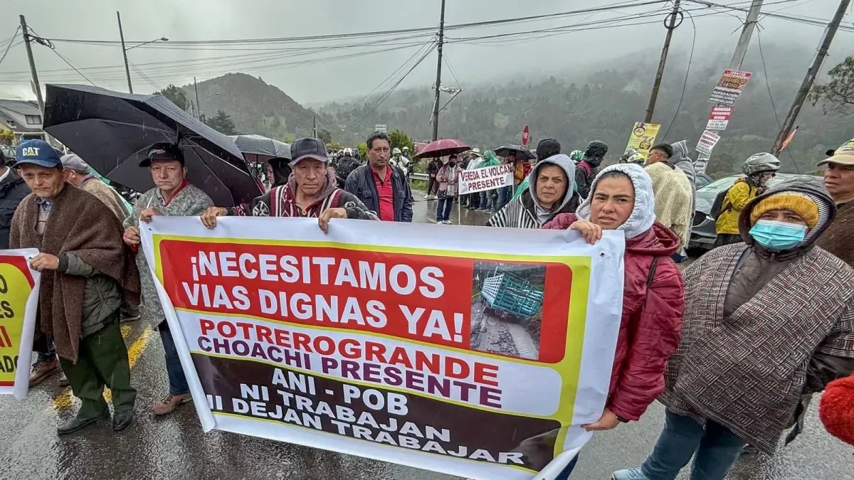 Vía a la Calera Está Bloqueada por Paro Debido al Crítico Estado de Las Vías