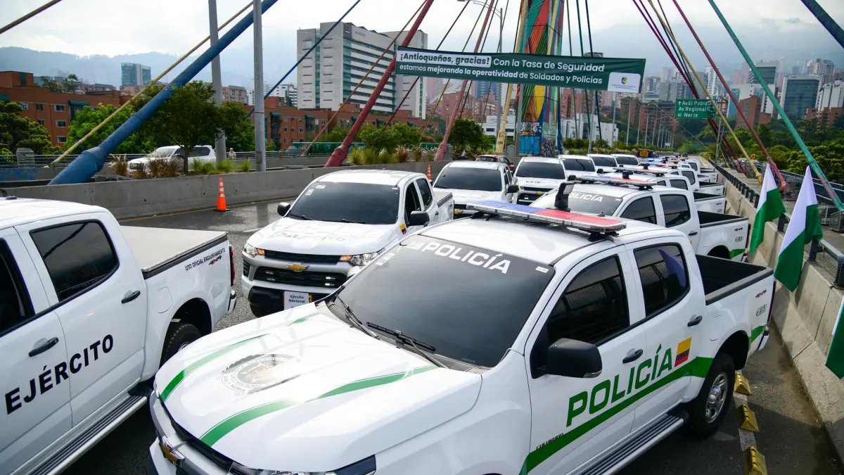 Gobernacia de Antioquia Entregó 49 Camionetas para el Ejército Nacional y la Policía CompraDas Con la 'Tasa de Seguridad'