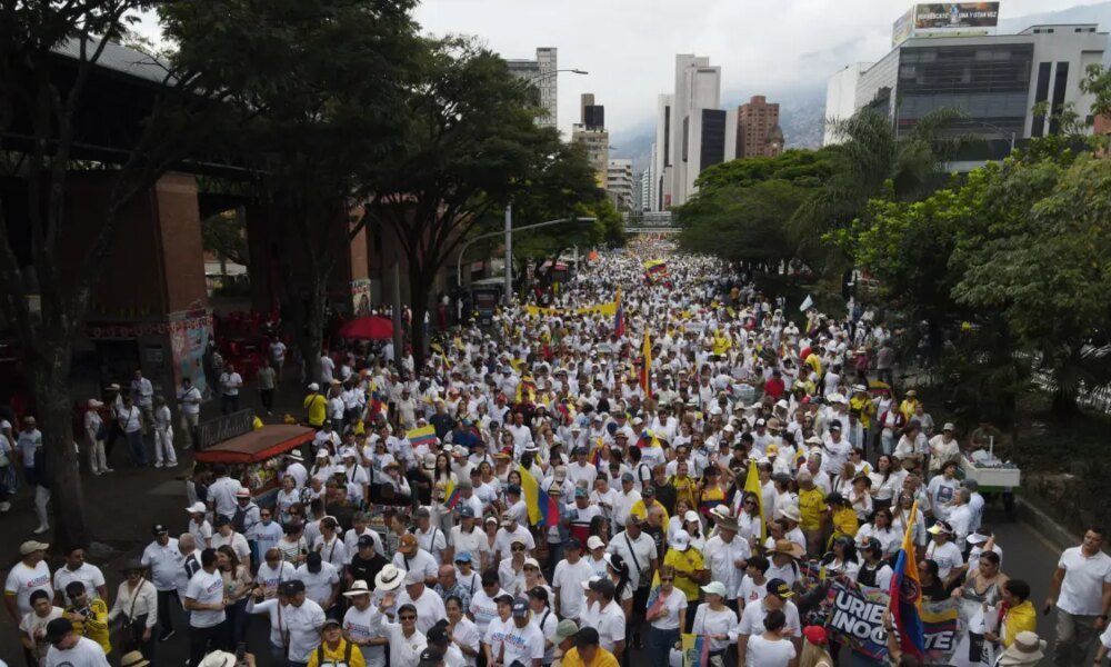 Medellín, Casa y Fortín del Expresidente Álvaro Uribe y Su Partido Centro Democrilar, Le Mostró un Masivo Respaldo en la 'Marcha de la Gallardía'