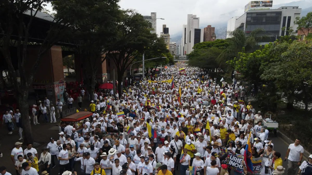 Medellín, Casa y Fortín del Expresidente Álvaro Uribe y Su Partido Centro Democrilar, Le Mostró un Masivo Respaldo en la 'Marcha de la Gallardía'