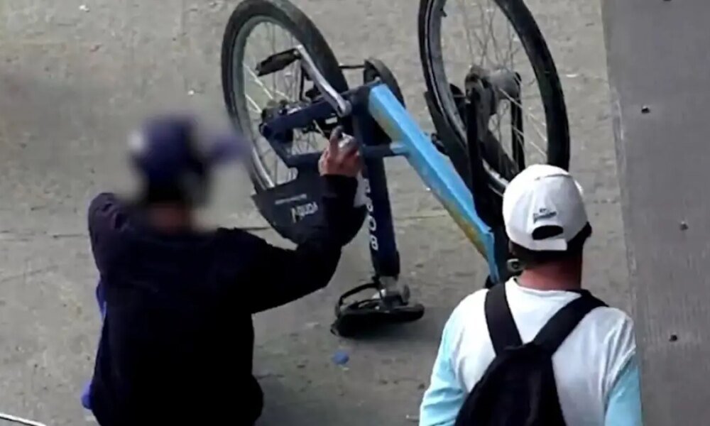 Así Roban y Pintan Con Aerosol Las Bicicletas del Sistema Público en Plena Calle