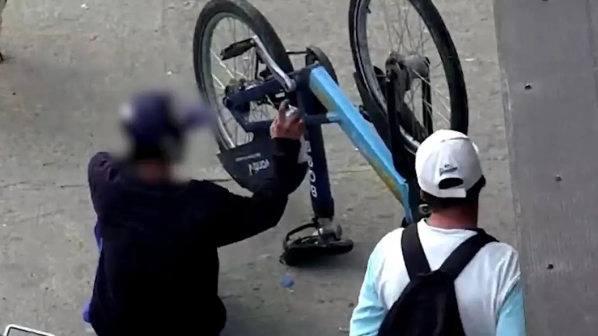 Así Roban y Pintan Con Aerosol Las Bicicletas del Sistema Público en Plena Calle