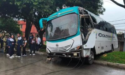 Ruta escolar, con 19 estudiantes a bordo, se estrelló contra una poste y una vivienda en localidad de San Cristóbal en bogotá: este se sabe