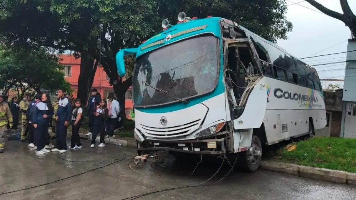 Ruta escolar, con 19 estudiantes a bordo, se estrelló contra una poste y una vivienda en localidad de San Cristóbal en bogotá: este se sabe