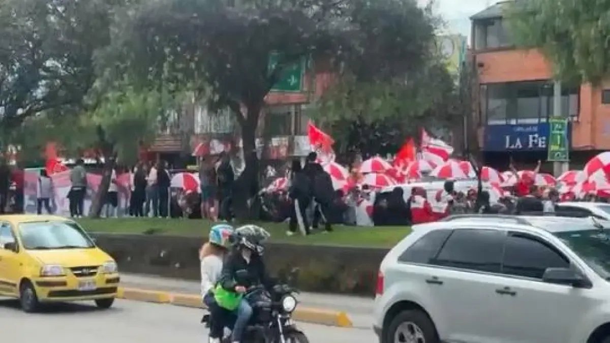 Trancones en la avenida suba por manifestación de hinchas durante sepelio de sergio blanco, quien murio atropellado tras desmanes en el Movistar Arena