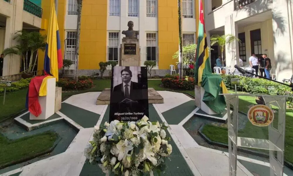 Un Minuto de Silencio, Izada de Banderas, un medio de medios de comunicación.