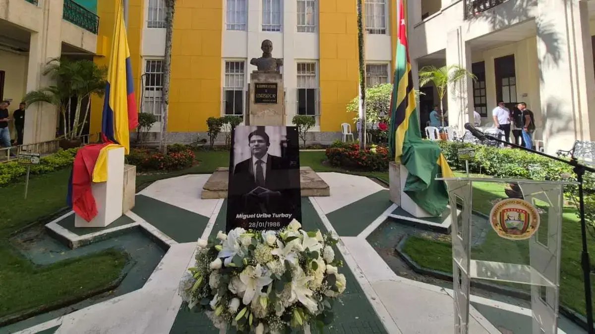 Un Minuto de Silencio, Izada de Banderas, un medio de medios de comunicación.