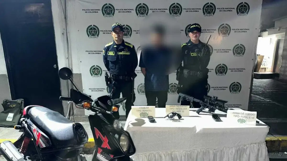 ¿Por qué? Un hombre portaba un fusil en plena avenida sexta norte de cali, corredor tradicional en la ciado? Este dijo tras su capto