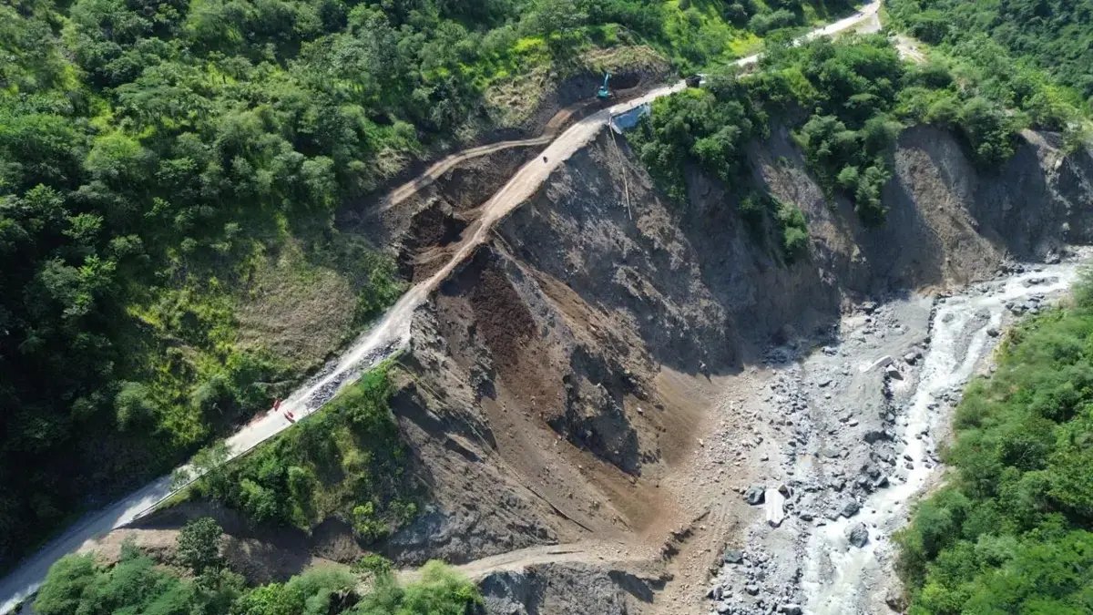 Abren la Vía Entre Medellín y El Eje Cafetero (Sector Sinifaná), Pero Connsricciones
