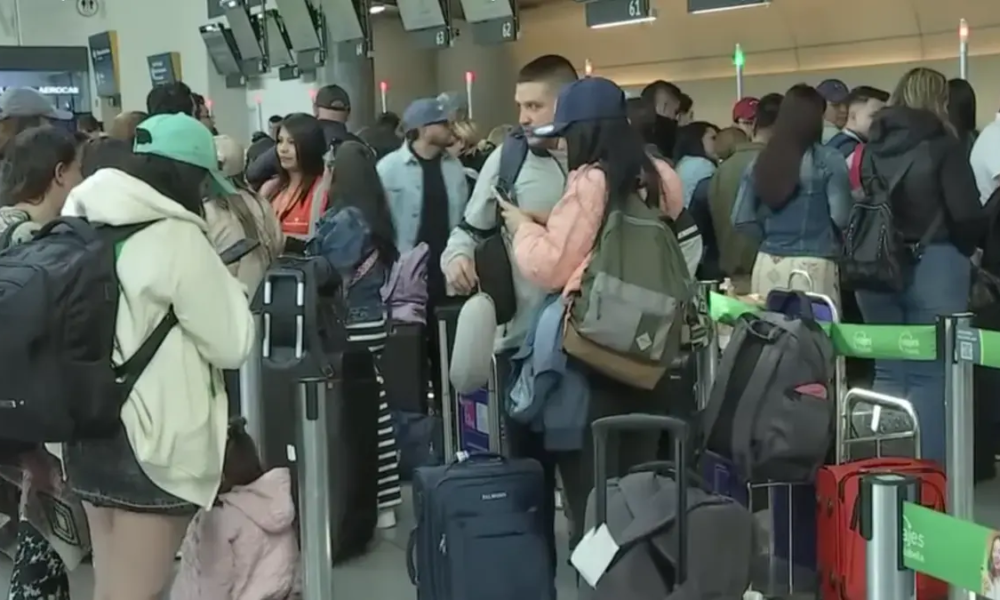 Pasajeros Estuvieron Más de 12 Horas Varados en el Aeropuerto el Dorado por Vuelo de Bogotá A Punta Cana Cancelado