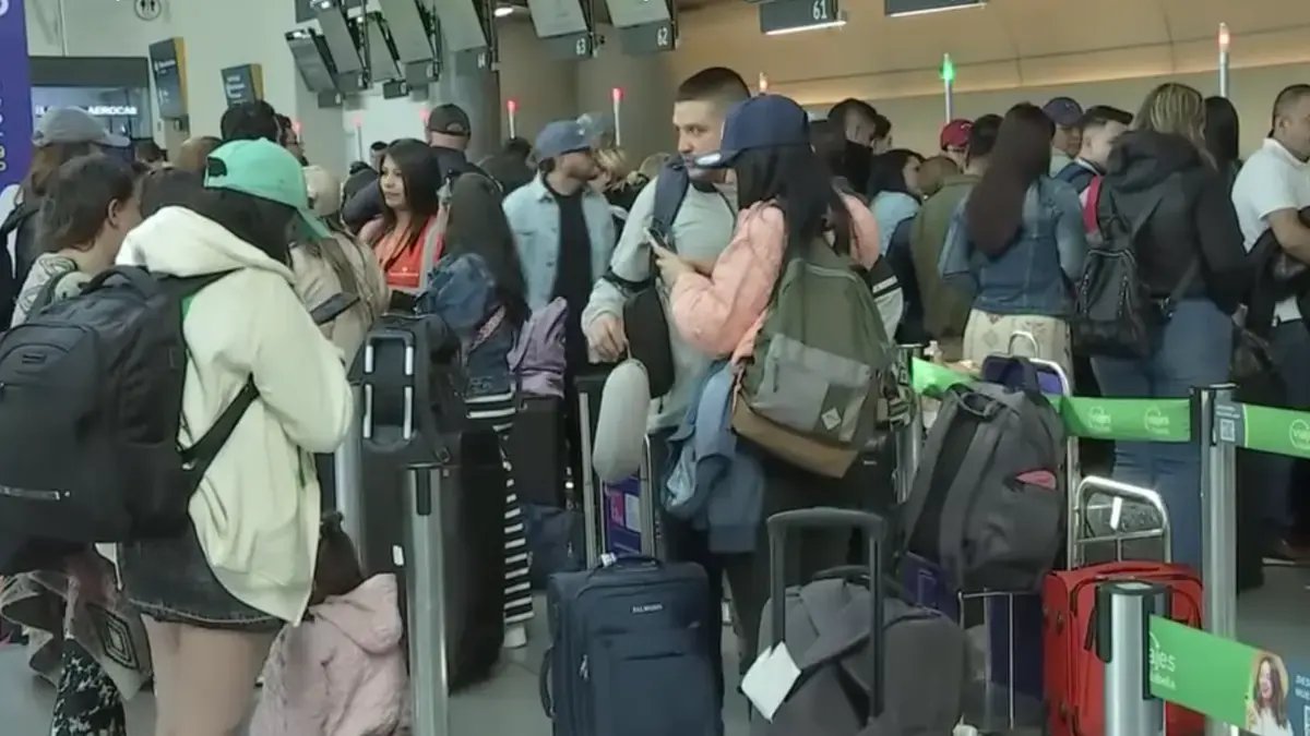 Pasajeros Estuvieron Más de 12 Horas Varados en el Aeropuerto el Dorado por Vuelo de Bogotá A Punta Cana Cancelado