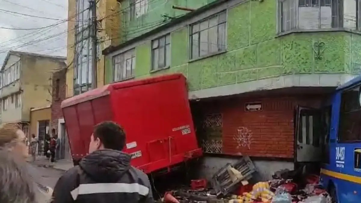 Tumba accidente en engativá, bogotá, por autobús deltp que chocó con un camión y terminó desestrozando una vivienda