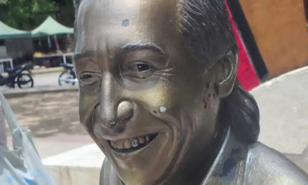 En Valledupar Las Esculturas de Diomedes Díaz y Otros ídolos de la Música Vallenata se Desmoronan Entre el Olvido y El Vandalismo