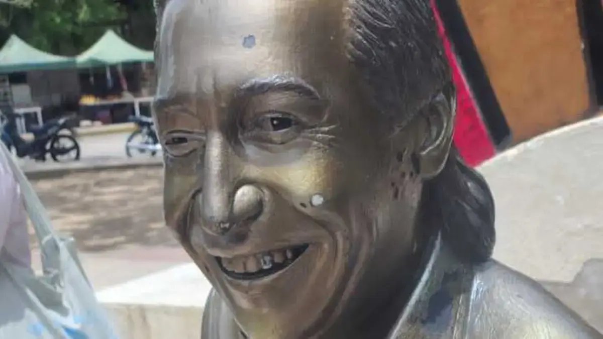 En Valledupar Las Esculturas de Diomedes Díaz y Otros ídolos de la Música Vallenata se Desmoronan Entre el Olvido y El Vandalismo