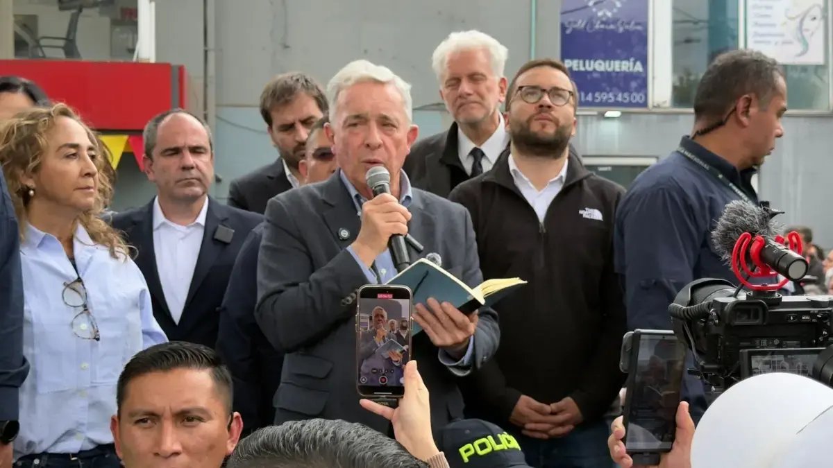 Álvaro Uribe Visita Cementerio Central Y Lugar del Atentado A Miguel Uribe es