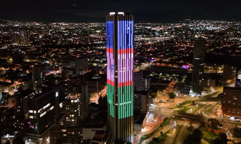 La Torre Colpatria se ilumina con los colores de cali en solidaridad con las víctimas del atentado a la base arerea