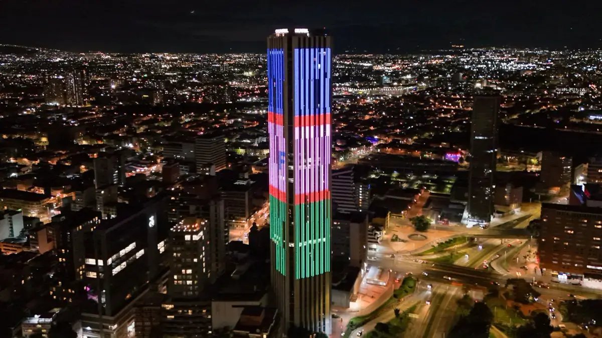 La Torre Colpatria se ilumina con los colores de cali en solidaridad con las víctimas del atentado a la base arerea