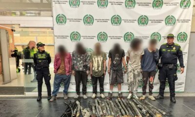 Sorprenden A SEIS HOMBRES METIDOS EN UN HUECO HULTANDO FIBRA ÓTICA EN ESTACIÓN DE TRANSMILENIO, EN BOGOTÁ