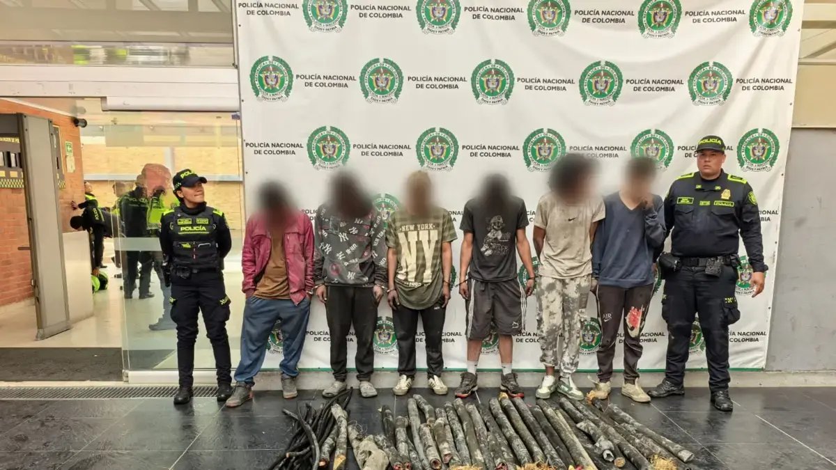 Sorprenden A SEIS HOMBRES METIDOS EN UN HUECO HULTANDO FIBRA ÓTICA EN ESTACIÓN DE TRANSMILENIO, EN BOGOTÁ