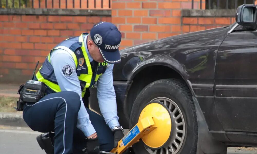 ¿Qué tanto ha impactado la medida de instalar cepos a los vehículos mal parqueados en cali? Desde la Secretaría de Movilidad Destacan Cambio Cultural