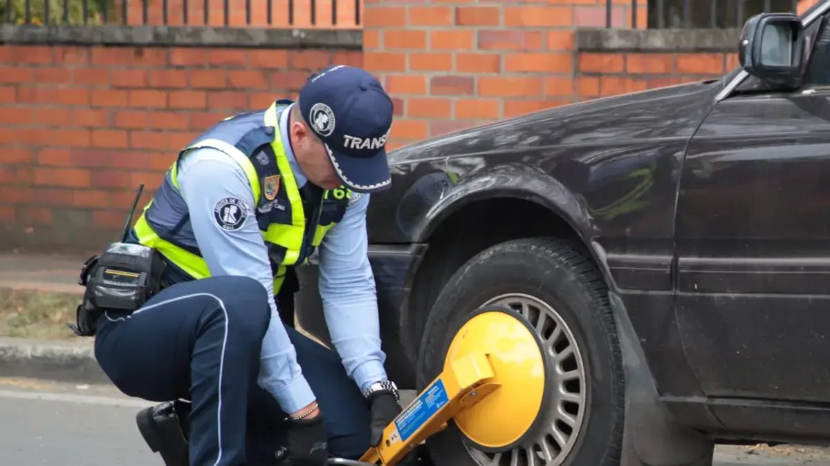 ¿Qué tanto ha impactado la medida de instalar cepos a los vehículos mal parqueados en cali? Desde la Secretaría de Movilidad Destacan Cambio Cultural