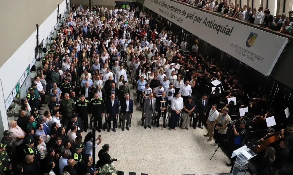 Entre Lágrimas y Ofrendas, la Gobernacia de Antioquia y la Alcaldía de Medellín Rindieron Homenaje A Los 13 Policías Fallecidos Tras Ataque en Amalfi