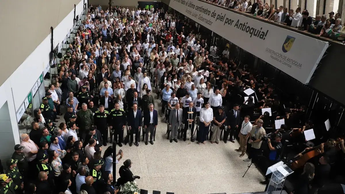 Entre Lágrimas y Ofrendas, la Gobernacia de Antioquia y la Alcaldía de Medellín Rindieron Homenaje A Los 13 Policías Fallecidos Tras Ataque en Amalfi
