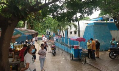 Membrete día sen luz y sen asistir clases: colegio en soldadegue apaguado mientras los estudiantes y acudientes esperan solucions