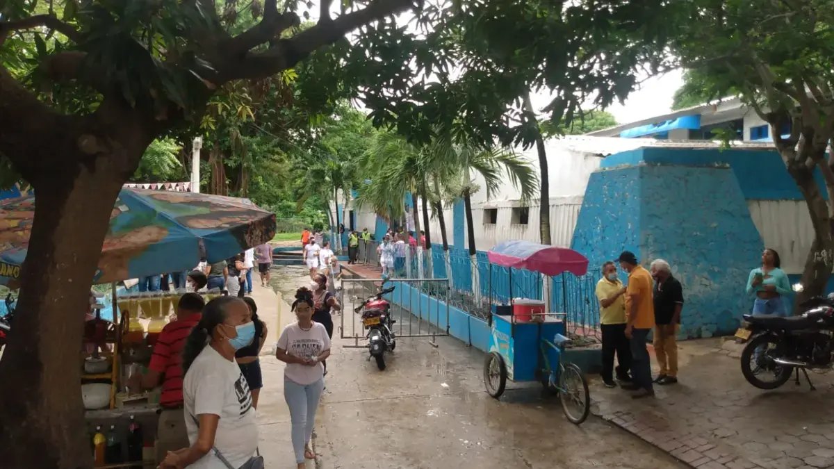 Membrete día sen luz y sen asistir clases: colegio en soldadegue apaguado mientras los estudiantes y acudientes esperan solucions