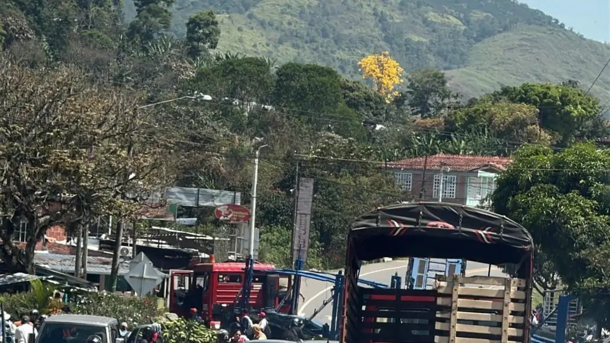 Hombres Armados Instalan Retén Ilegal en la Vía Panamericana A Plena Luz del Día, Habría una Persona Secuestrada