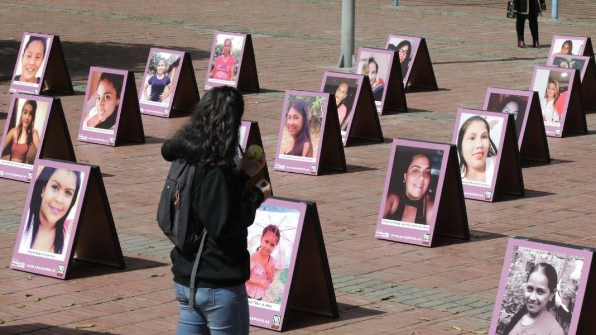 FUE ATACADA MENTRAS ANDABA EN SU VEHÍCULO