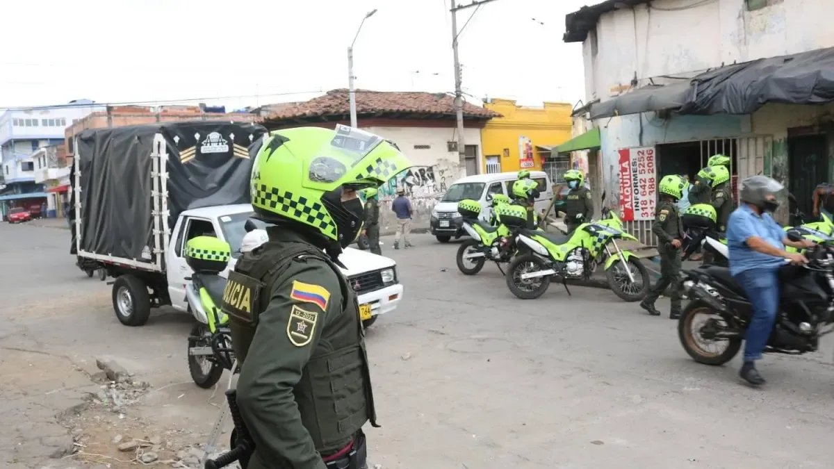 este es lo que se sabe del tiroteo; ¿Por Qué Qé Dos Personas Estaban Armadas?