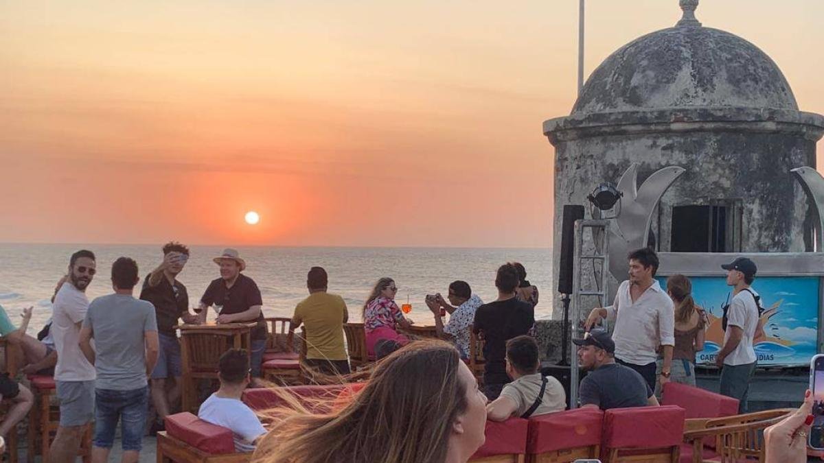 en Cinta Tres Agencias de Vieges, Un hostal y una Casa Turínstica