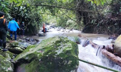 una quebrada se lllevó a una familia y deja cuatro personas muertas y una desaparecida.