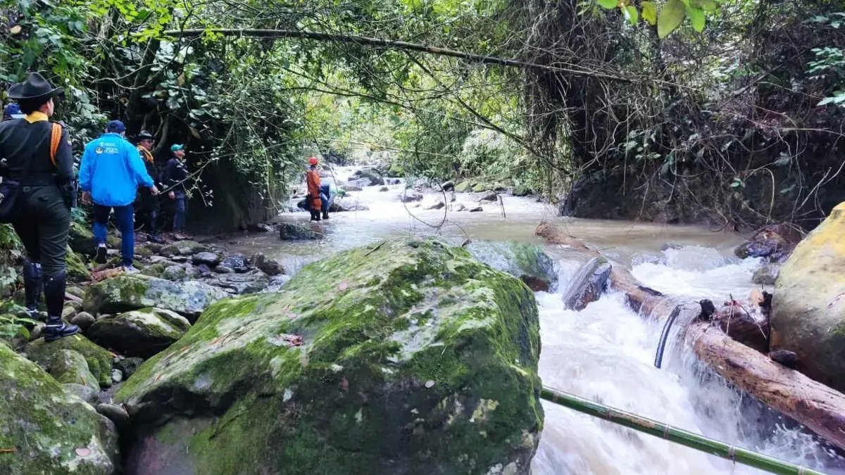una quebrada se lllevó a una familia y deja cuatro personas muertas y una desaparecida.