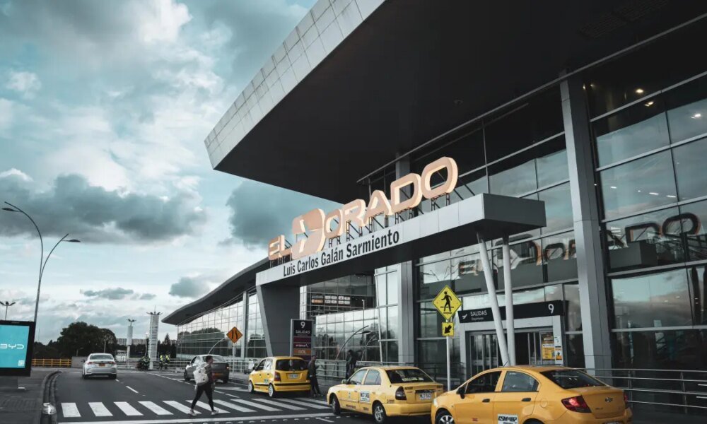 Cierre temporal del parquereadero de la terminal 2 de el dorado por irregularidades docum