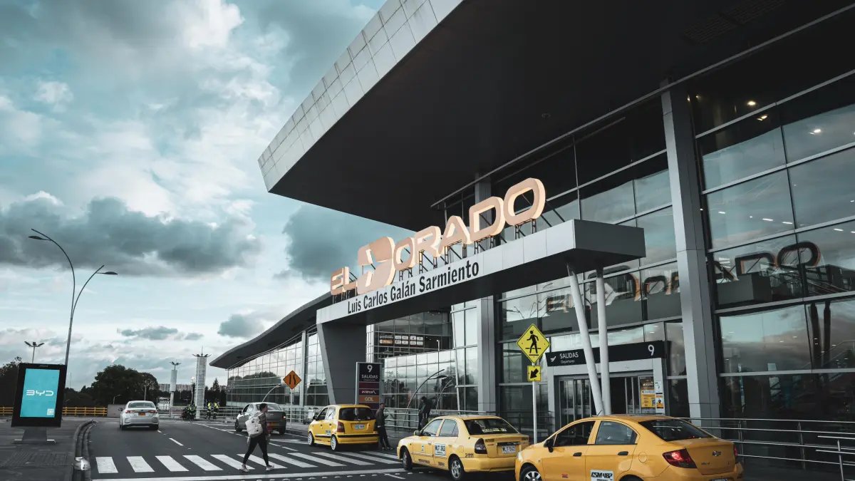 Cierre temporal del parquereadero de la terminal 2 de el dorado por irregularidades docum