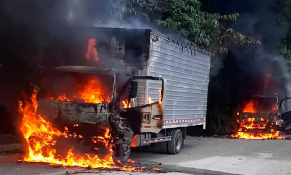 Hombres Armados Queman Varios Vehículos de Carga en la Vía Quibdó Pereira
