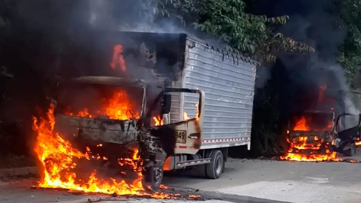 Hombres Armados Queman Varios Vehículos de Carga en la Vía Quibdó Pereira
