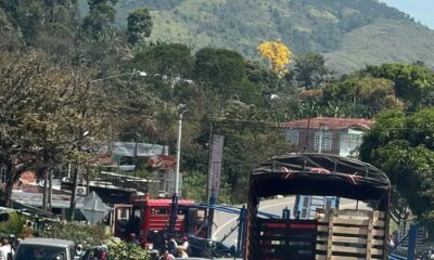 Gremios Advierten Crisis en el Cauca; heno Barricadas que impiden paso de vehiculos entre cali y popayán