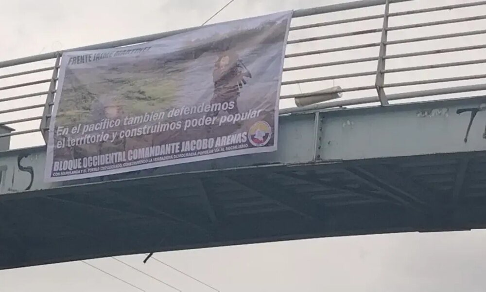 Subversivos Dejaron una Pancarta alusiva A Grupos Armados Ilegales