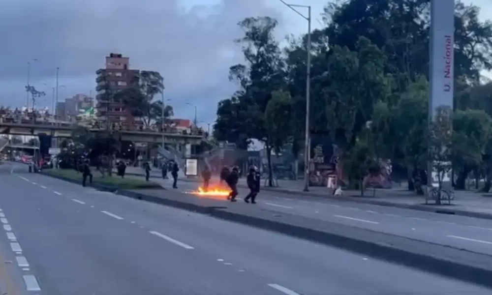 Afectación Vial en la Carrera 30, Frente a la Universidad Nacional, por encapuchados que lanzan bombas incendiarias en plena vía pública