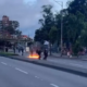 Afectación Vial en la Carrera 30, Frente a la Universidad Nacional, por encapuchados que lanzan bombas incendiarias en plena vía pública