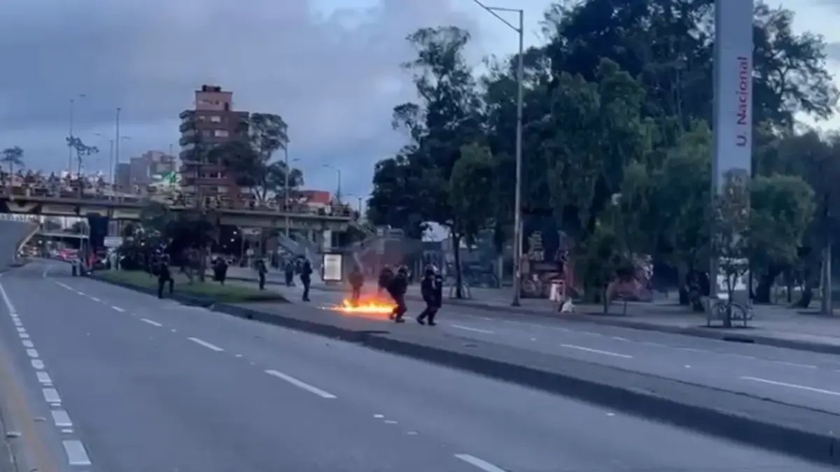 Afectación Vial en la Carrera 30, Frente a la Universidad Nacional, por encapuchados que lanzan bombas incendiarias en plena vía pública