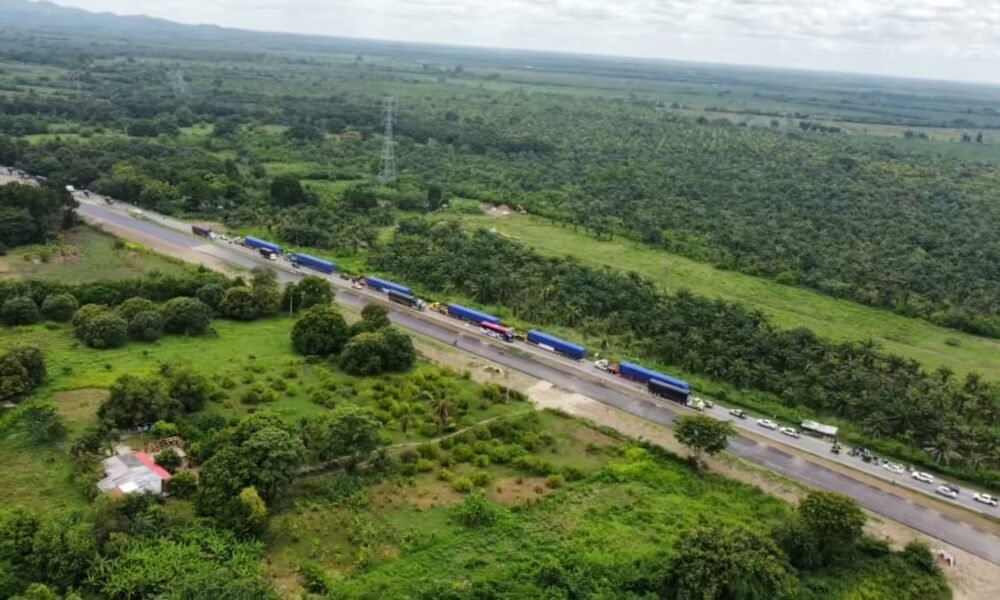 Así ha sido el Largo y lento viaje por por acarretera del Primer Tren del metro de bogutá