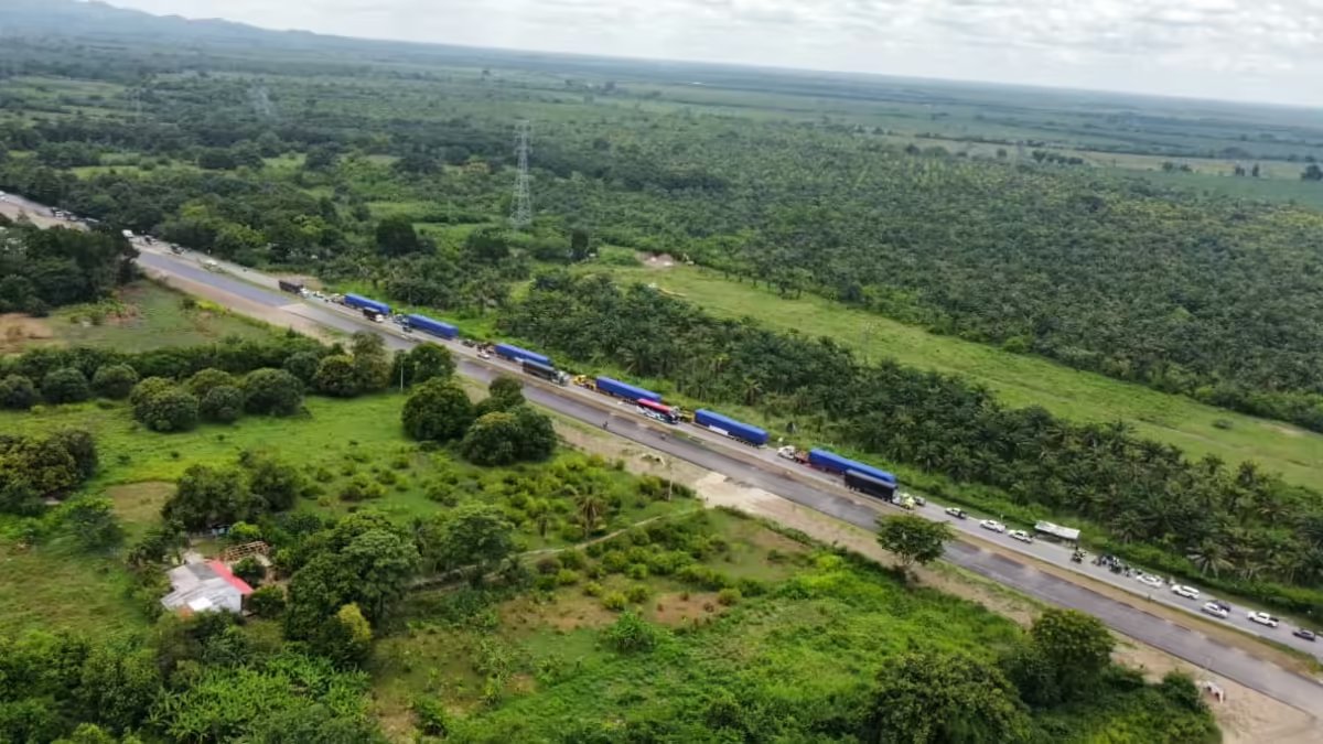 Así ha sido el Largo y lento viaje por por acarretera del Primer Tren del metro de bogutá