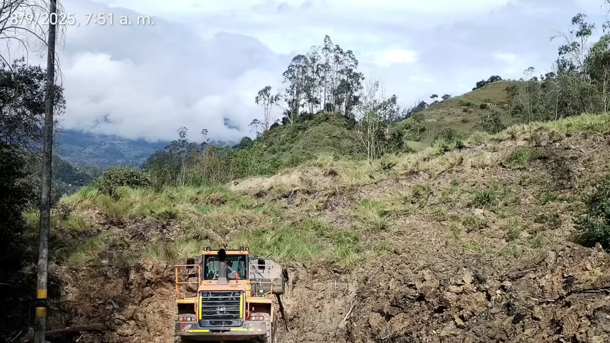 Trabajos inicáticos de Mantenimiento en la Antigua Vía al Llano para Garantizar Movilidad Ante El Cierre Indefinido por Deslizamiento en El Nuevo Corredor