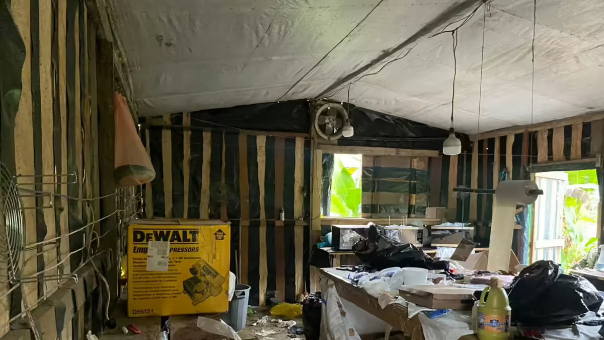 Reubicacia de los Laboratorios para procesar la coca en los caserías